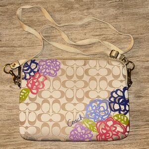 Coach Daisy IPad/Tablet Crossbody Sleeve Bag ✨